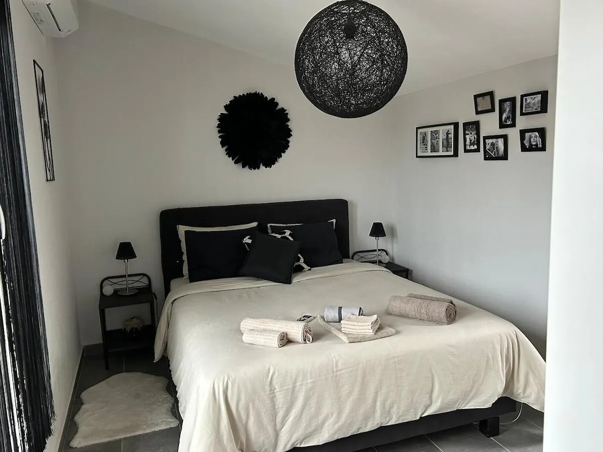 Apartment Luxurious 2-Bedroom, 2-Bathroom Duplex Nikiti
